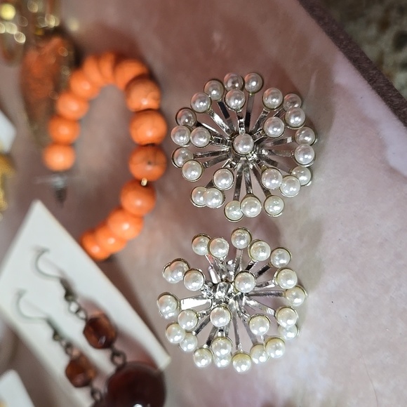 Elegant Silver tone fuax Pearl stud Earrings - Picture 11 of 12